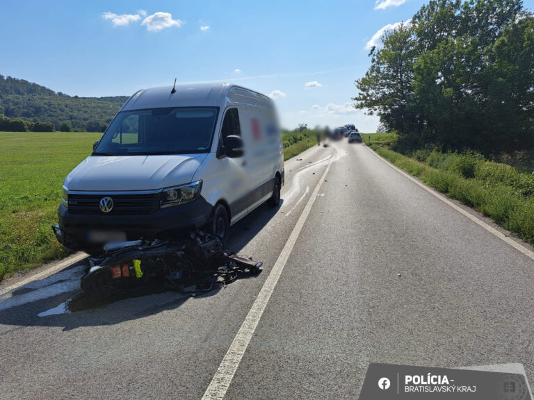 Po nehode neprejazdná cesta medzi Pernekom a Malackami