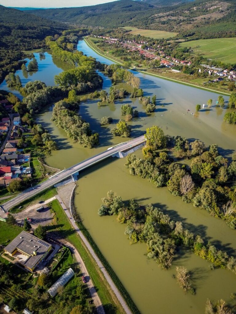 Chľaba: Prístupovú cestu do obce po záplavách opäť otvorili