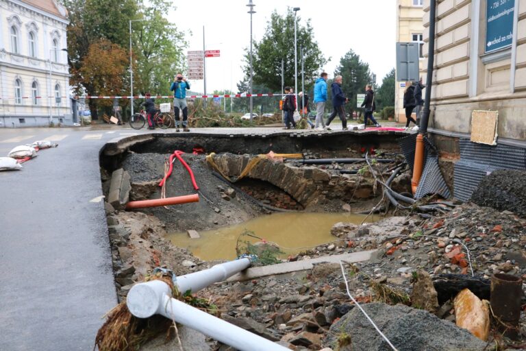 Krnov odhaduje škody po povodniach na miliardy. Pod vodou sa ocitlo 80 percent územia