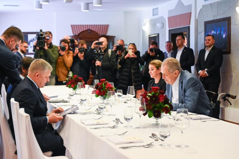 Foto: Český exprezident Zeman oslavuje. Ako prví mu pogratulovali Fico a Kaliňák