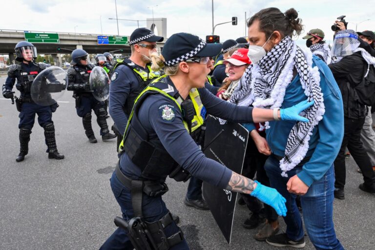 Tisíce ľudí v Austrálii protestovali proti vojenskej výstave v Melbourne