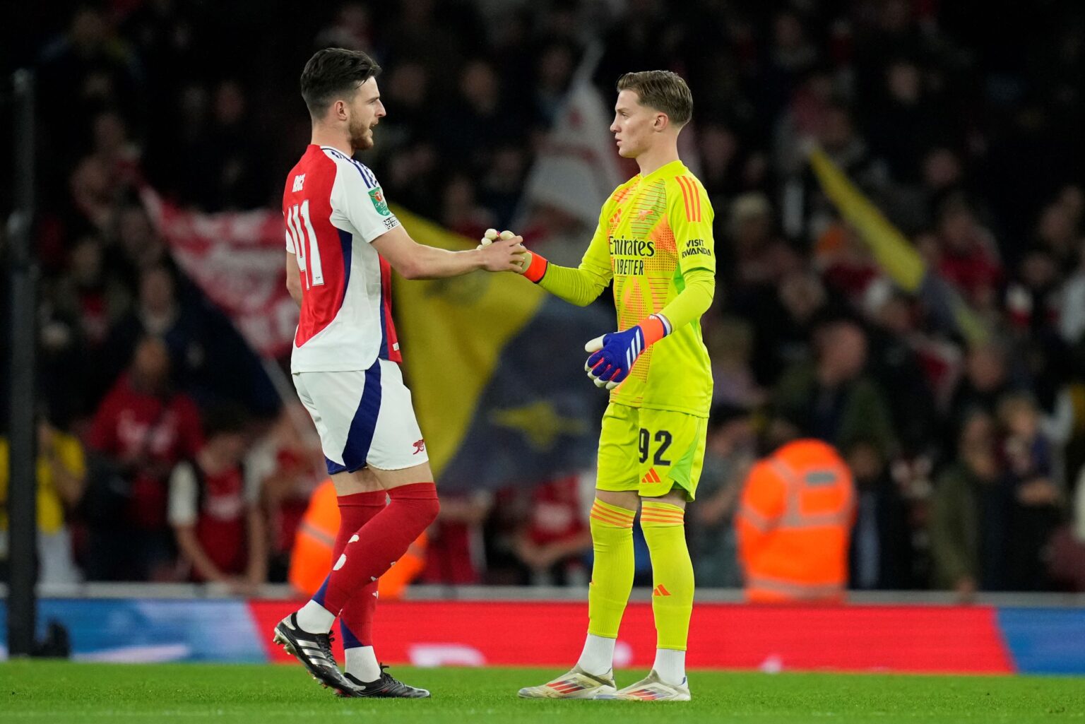 Hráč Arsenalu Declan Rice (vľavo) si podáva ruku so 16-ročným brankárom Arsenalu Jackom Porterom pred futbalovým zápasom 3. kola anglického Ligového pohára medzi Arsenalom a Boltonom Wanderers na štadióne Emirates v Londýne v stredu 25. septembra 2024. Foto: TASR/AP