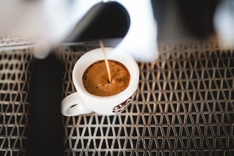 Kávový priemysel v kríze: vysoké ceny obmedzujú nákupy