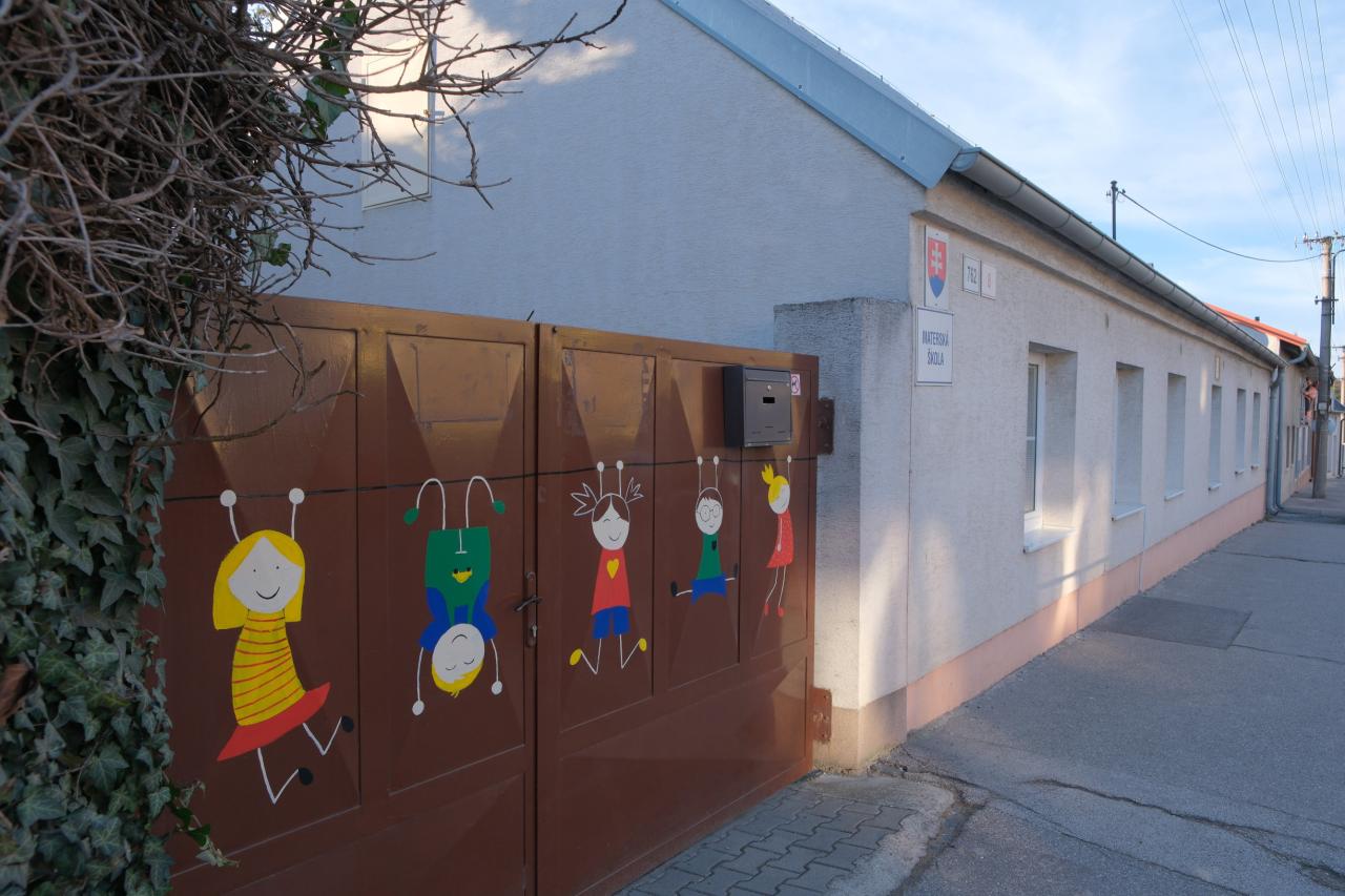Stupava odstavila najstaršiu škôlku. Naše deti presúvajú ako škatule, bránia sa rodičia
