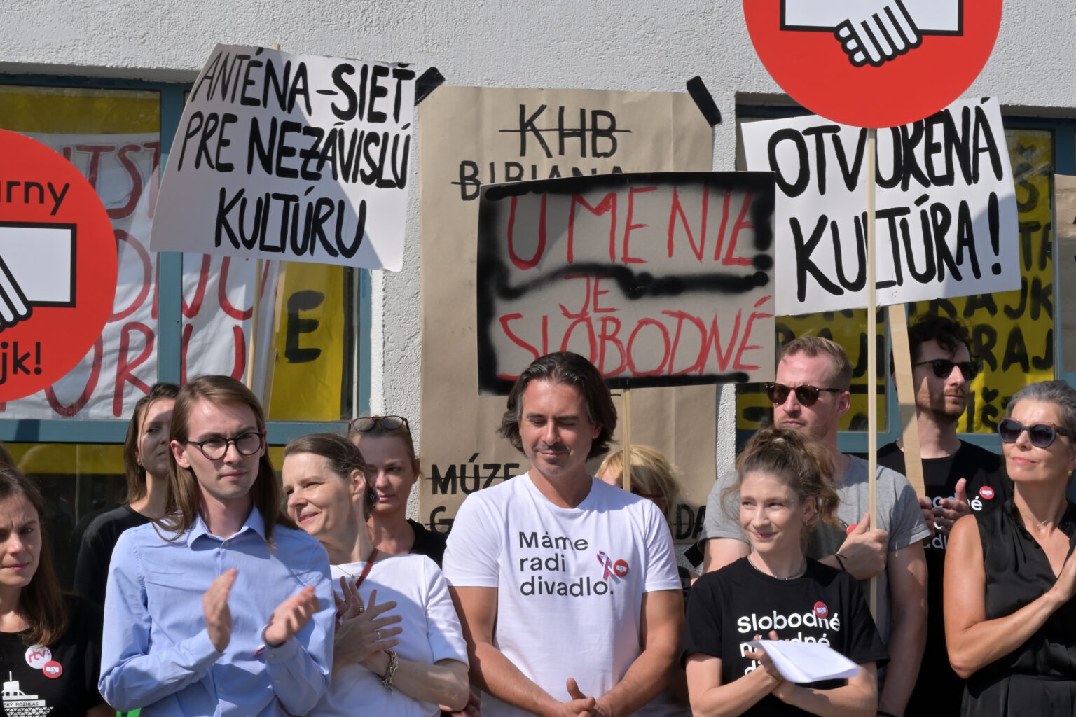 Matej Drlička (v strede), exriaditeľ Slovenského národného divadla. Zdroj : Platforma Otvorená kultúra