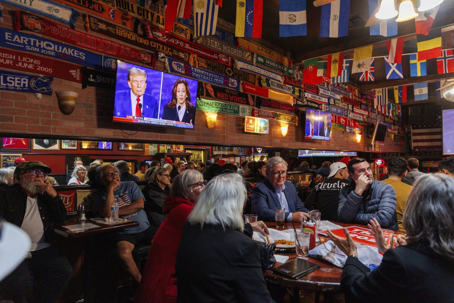 Na obrazovke Donald Trump a Kamala Harrisová. Foto: AP Photo / Juliana Yamada Profimedia