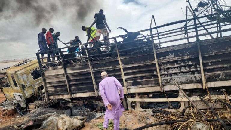 V Nigérii sa zrazil nákladiak s cisternou prevážajúcou palivo, 48 ľudí zomrelo