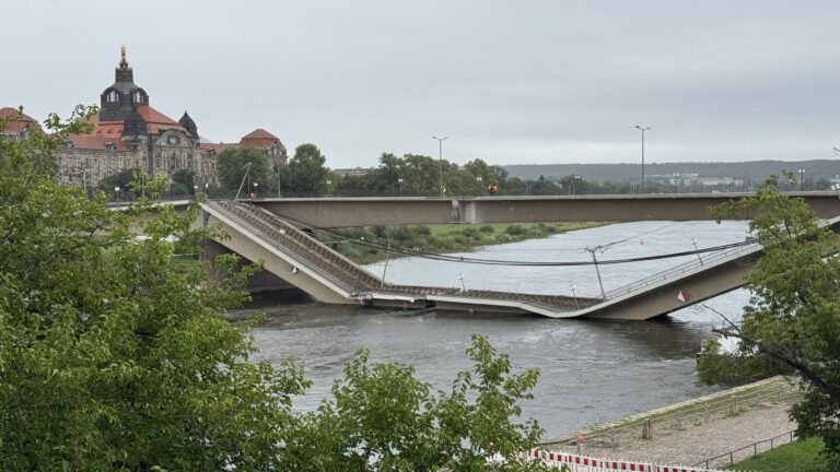 V Drážďanoch sa ponáhľajú s demoláciou zrúteného mosta, pretože očakávajú záplavy