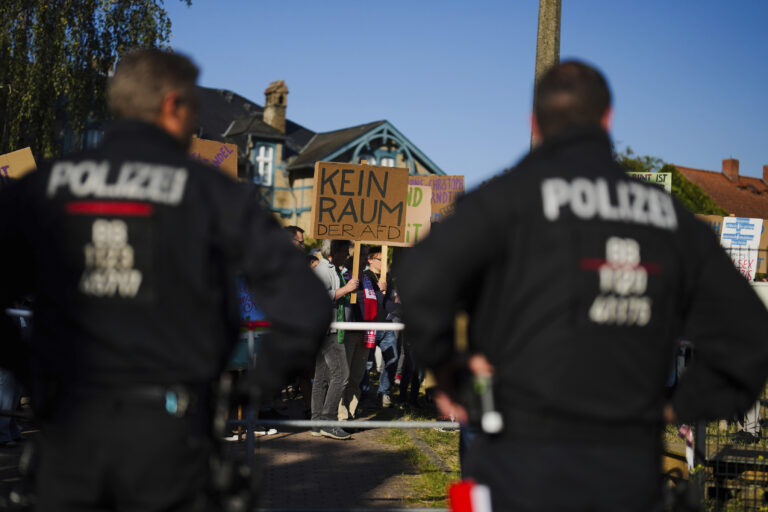 Nemeckí poslanci chcú podať návrh na zákaz strany AfD