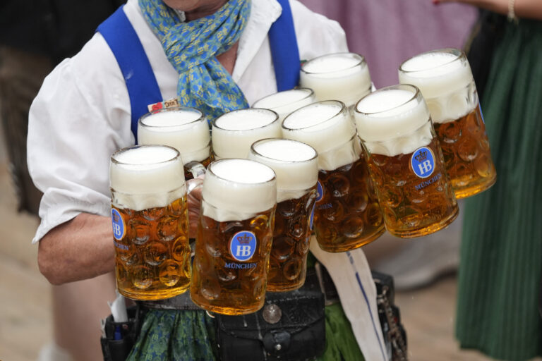 Starosta Mníchova otvoril tradičný Oktoberfest. Cena piva išla nahor