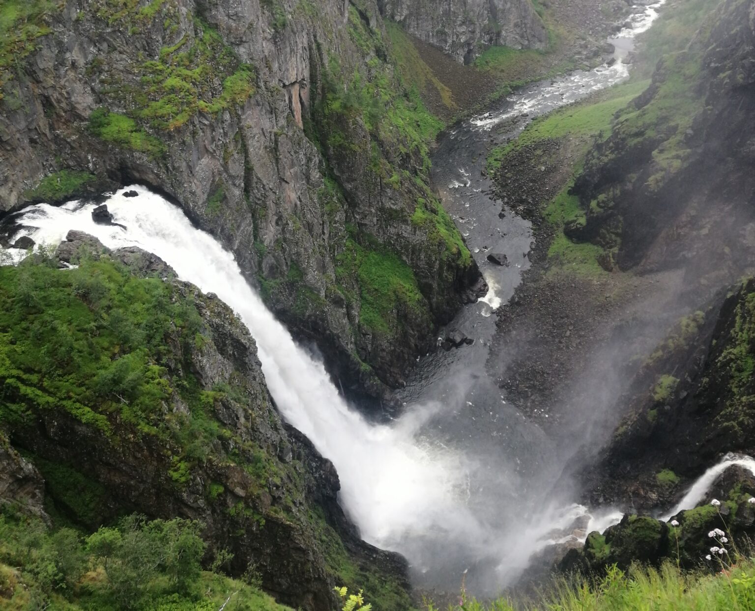 Vodopád Vøringfossen patrí k najvyhľadávanejším medzi turistami. Nachádza sa neďaleko Eidfjordu. Voda v ňom padá z výšky 163 metrov.Autor: H. Hrinková