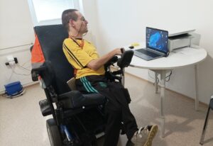 Aj napriek hendikepu „sa postavil“ na vlastné nohy. Sníva o robotickom taxíku