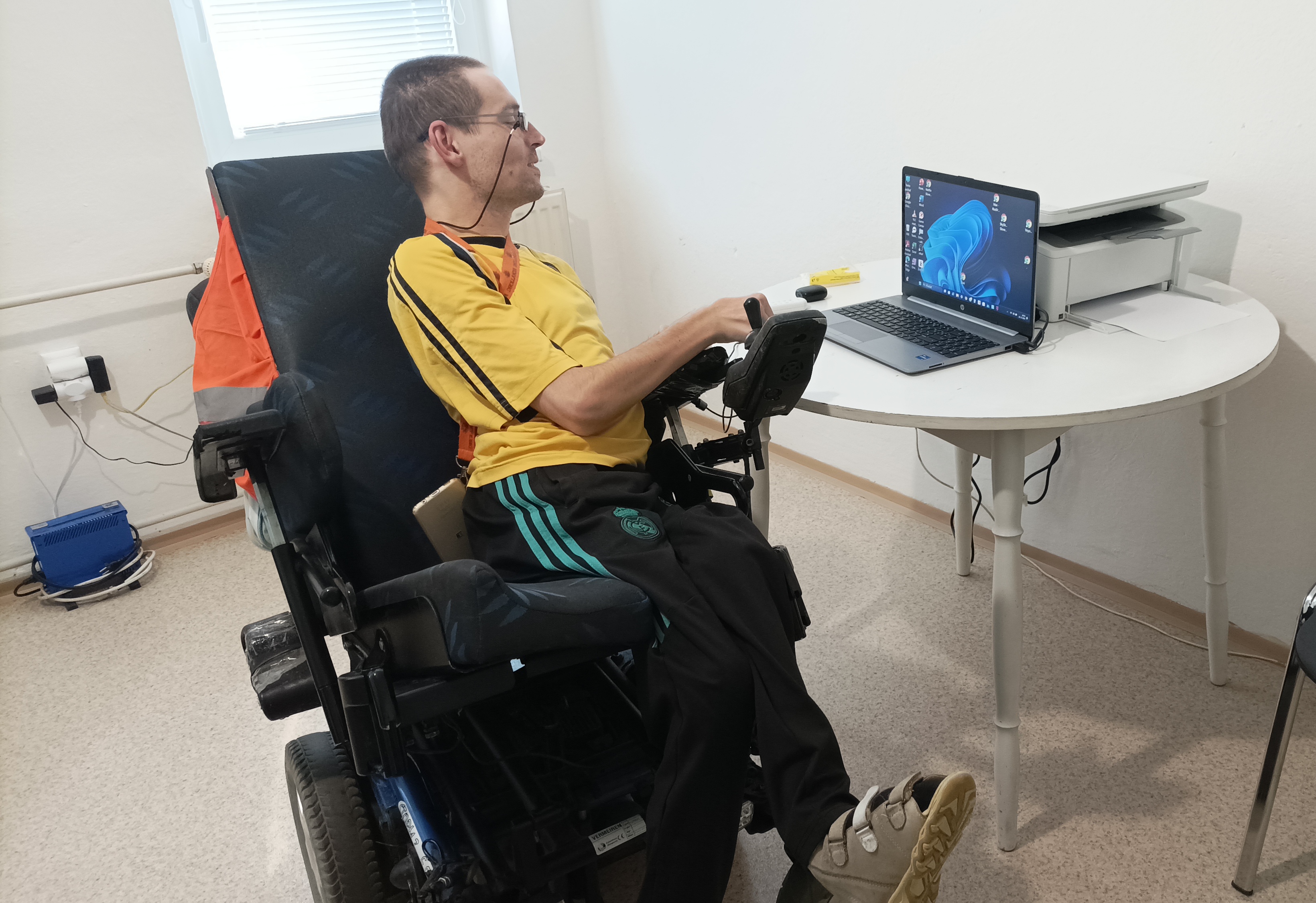 Aj napriek hendikepu „sa postavil“ na vlastné nohy. Sníva o robotickom taxíku