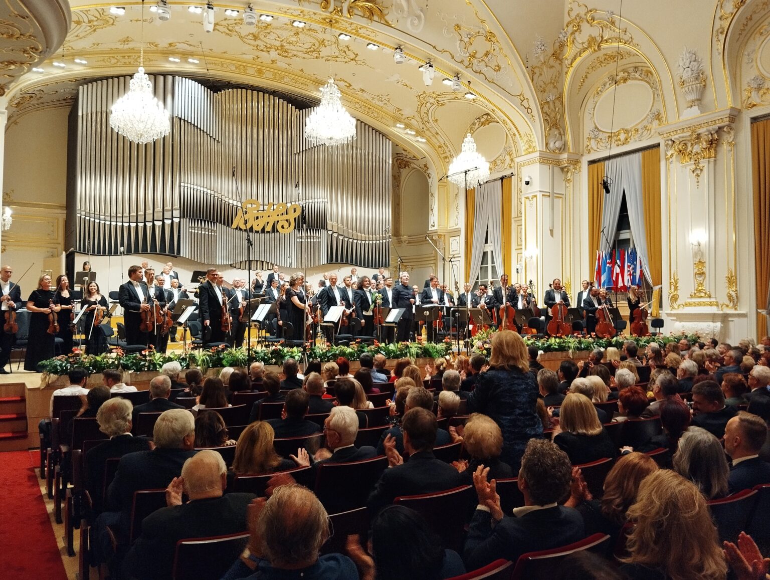 Orchester Slovenskej filharmónii s dirigentom Danielom Raiskinom mal divácky úspech. Foto: Ján Vida