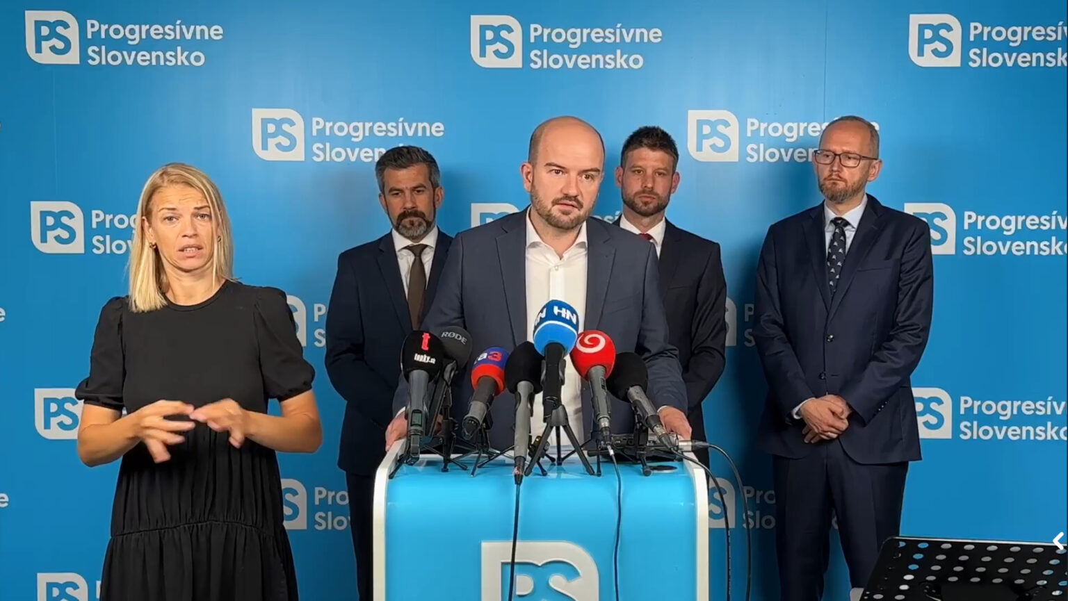 Martin Dubéci (v strede) na tlačovej besede Progresívneho Slovenska k odvolávaniu podpredsedu parlamentu Michala Šimečku (PS) Fotor : Reprofoto Facebook