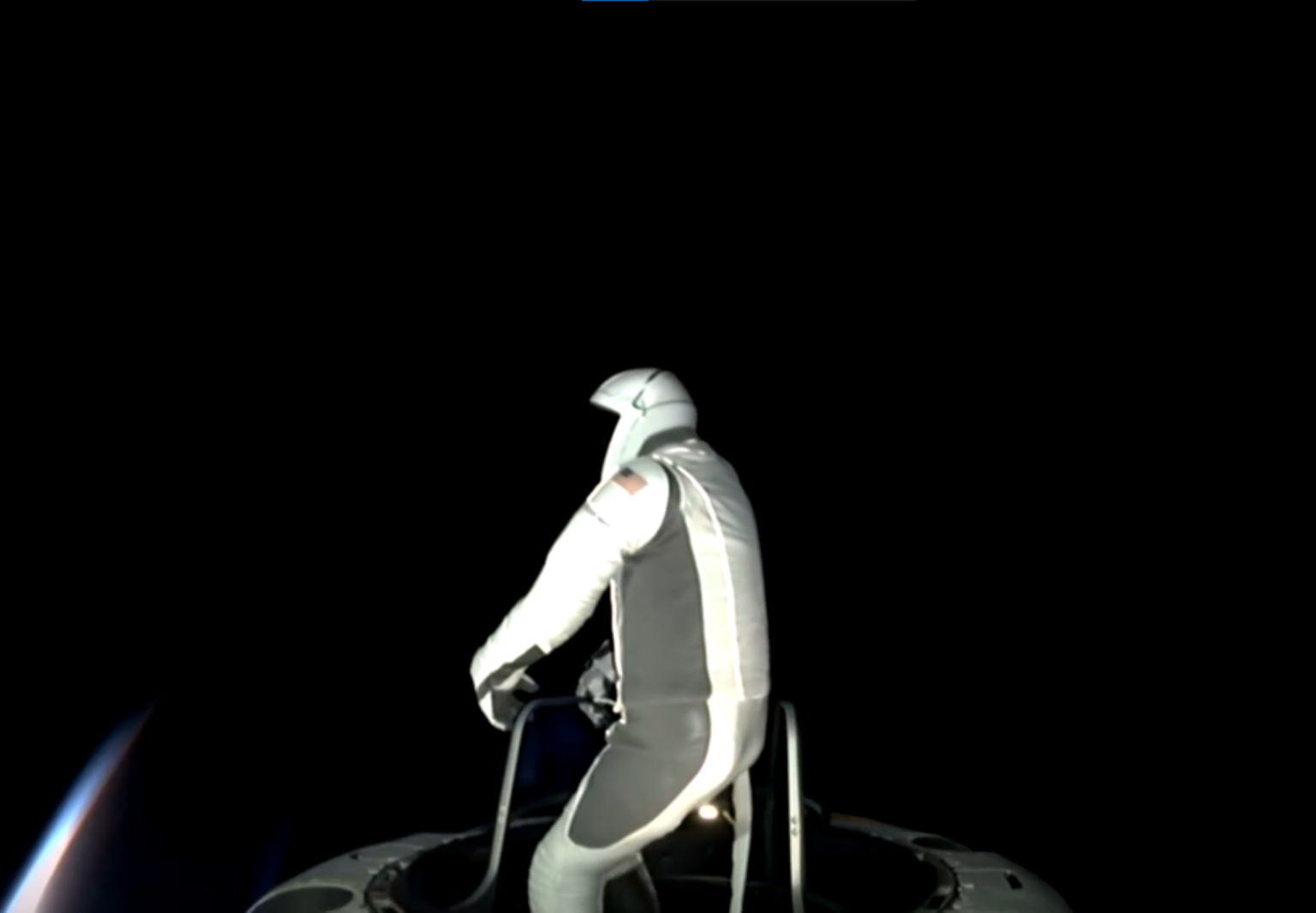 Miliardár Jared Issacman (41) počas výstupu z kapsuly Dragon spoločnosti SpaceX. Reprofoto: SpaceX/X