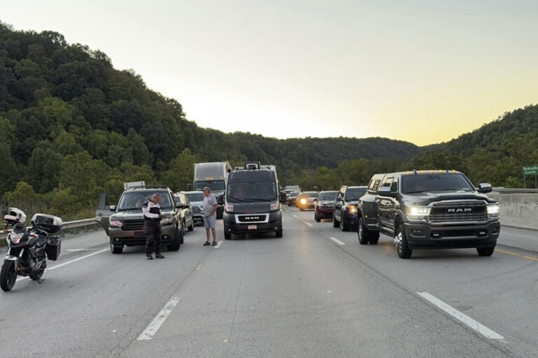 Útočník na diaľnici v USA postrelil viacero ľudí