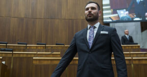 Parlament rozhodne o výzve Ficovi postaviť sa proti právu na potrat. Koalícia váha