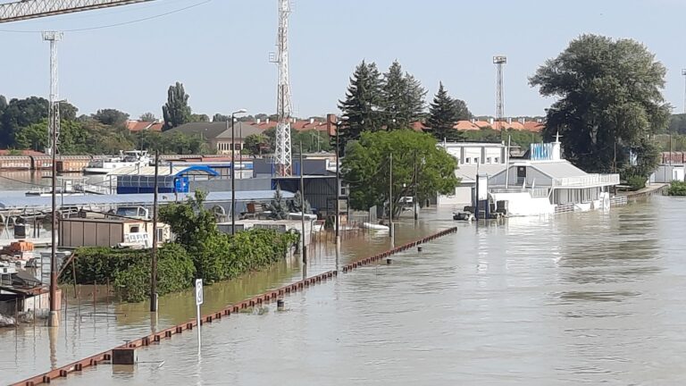 Komárno pred veľkou vodou ochránili zábrany, v Chľabe musia ľuďom pomáhať vojaci