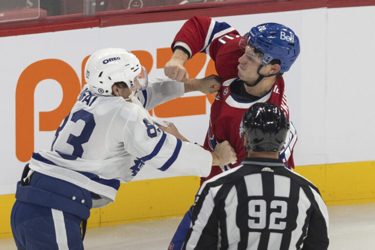 V prípravných zápasoch v zámorskej NHL Slováci nebodovali. Slafkovský sa pobil