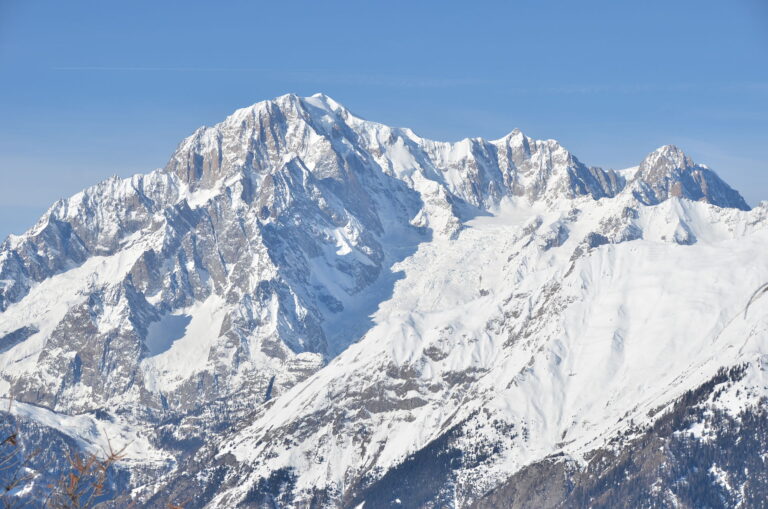 Mont Blanc zasiahli búrky, nezvestní sú štyria horolezci