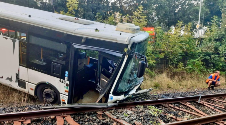 Autobus v Karlových Varoch sa zrazil s osobným autom, následne zišiel z násypu na koľaje