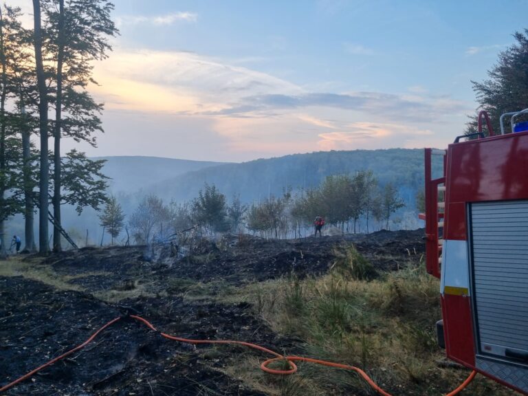 V okrese Malacky horí, zasahuje vrtuľník