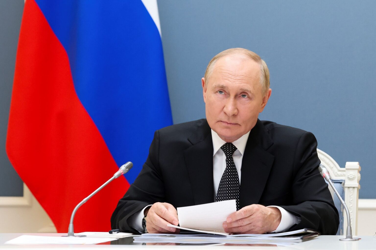 Ruský prezident Vladimir Putin sa v utorok 10. septembra 2024 zúčastňuje na začiatku aktívnej fázy rozsiahleho námorného cvičenia v rámci cvičenia Oceán-2024 prostredníctvom videokonferencie z riadiaceho strediska v Kremli v Moskve. Foto: TASR/AP