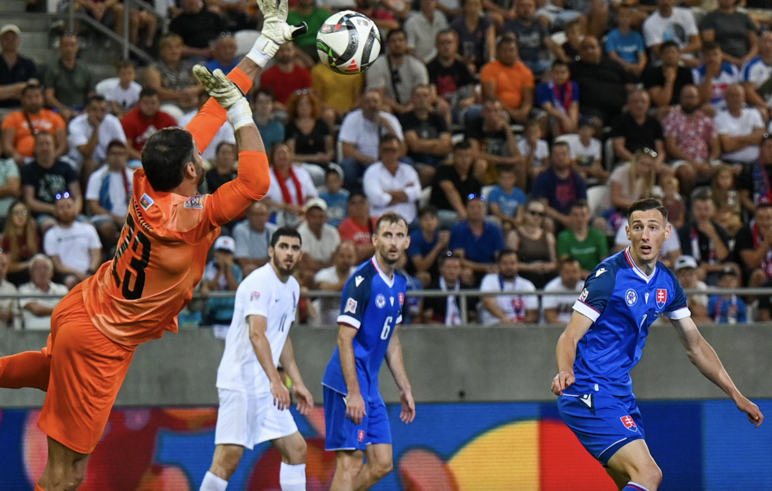 Zľava chytá loptu brankár Mechti Dzhenetov, vzadu Ramil Sejdijev (obaja Azerbajdžan), Norbert Gyömbér a brankár Martin Dúbravka (obaja Slovensko). Foto: Veronika Mihaliková/TASR