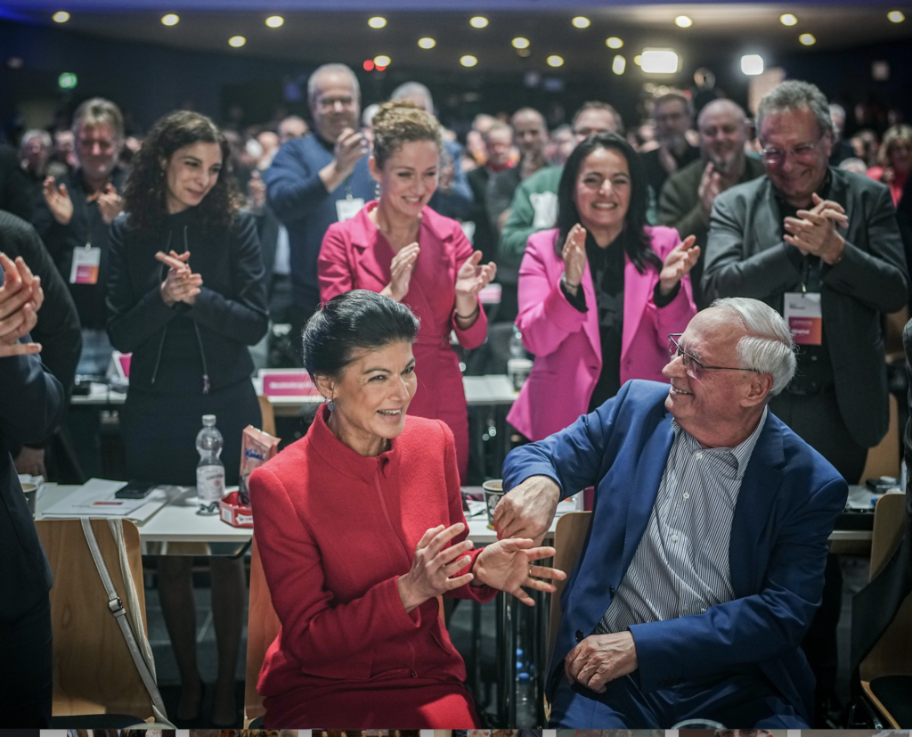 Na prvom zjazde novej nemeckej politickej strany, ľavicovej Aliancie Sahry Wagenknechtovej (BSW) (uprostred) v Berlíne 27. januára 2024. Foto: TASR/DPA