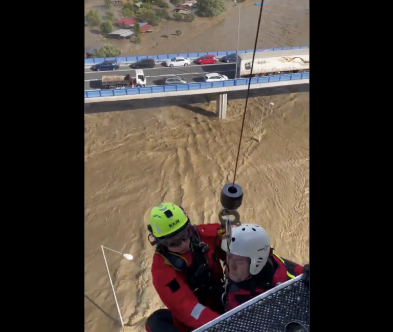 Video: Českých hasičov zachraňoval vrtuľník. Uviazli v rozvodnenej rieke