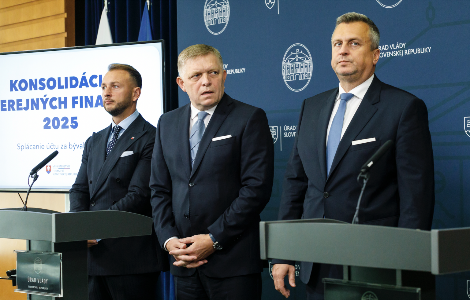 Zľava Matúš Šutaj Eštok (Hlas), Robert Fico (Smer) a Andrej Danko (SNS). Foto: Dano Veselský/TASR