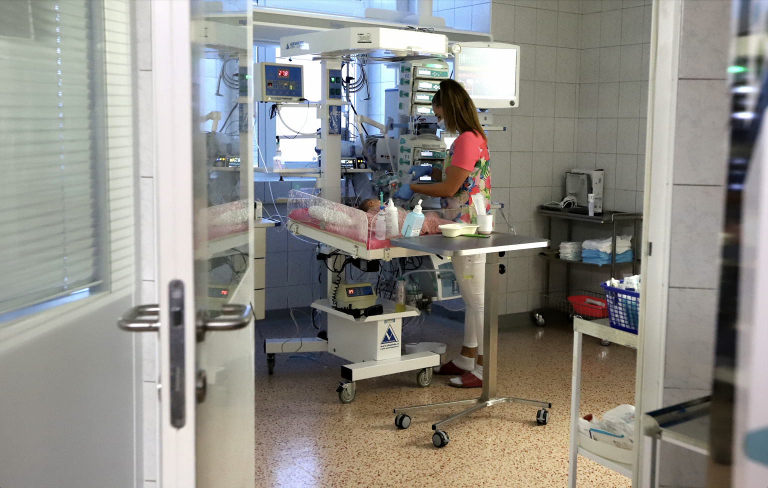Zdravotná sestra v Detskej fakultnej nemocnici s poliklinikou (DFNsP) v Banskej Bystrici. Foto: Ján Krošlák/TASR