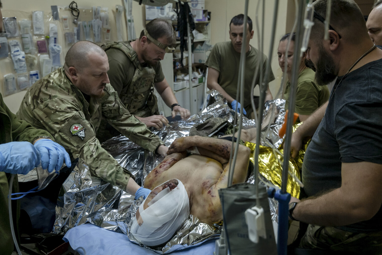 Lekári a zdravotníci 33. mechanizovanej brigády ošetrujú ťažko zraneného vojaka na stabilizačnom bode na východe Ukrajiny. Foto: Nicole Tung/New York Times