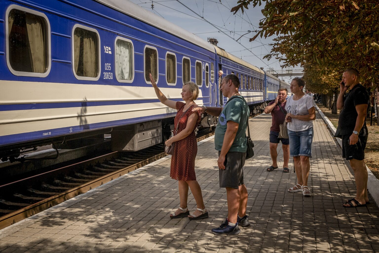 Lúčenie sa s príbuznými, ktorí v stredu odišli evakuačným vlakom z ukrajinského Pokrovska. Foto: Nicole Tung/New York Times