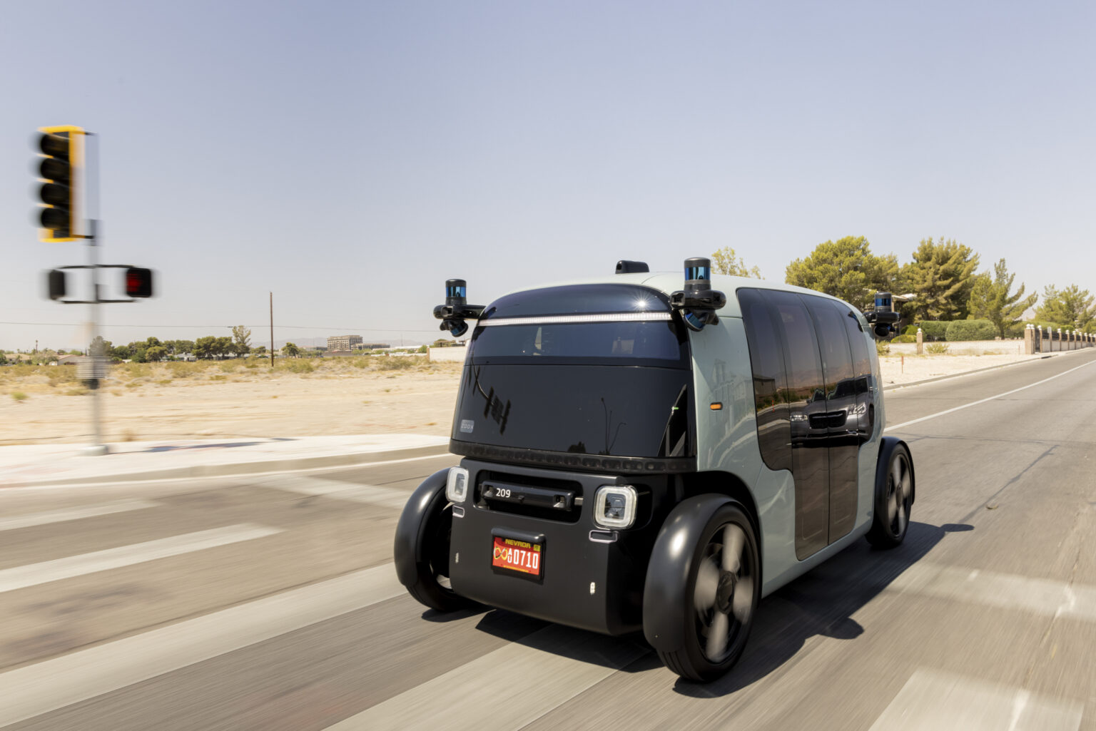 Robotický taxík Zoox v Las Vegas, 14. júna 2024. Spoločnosť Zoox nasadzuje robotické taxíky bez volantu, bez sedadla a bez vodiča. Foto: Jason Henry/New York Times
