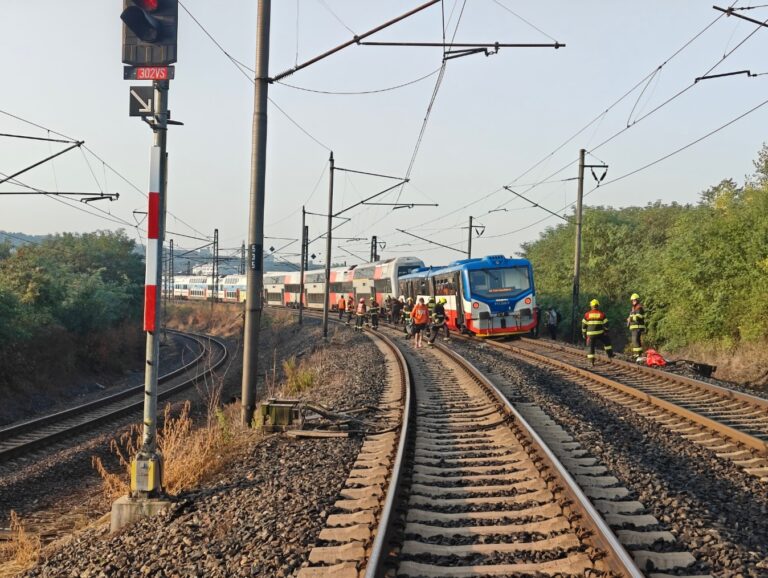 Zrážka vlakov v Prahe si vyžiadala viacero zranených. Rušňovodič mal vypité