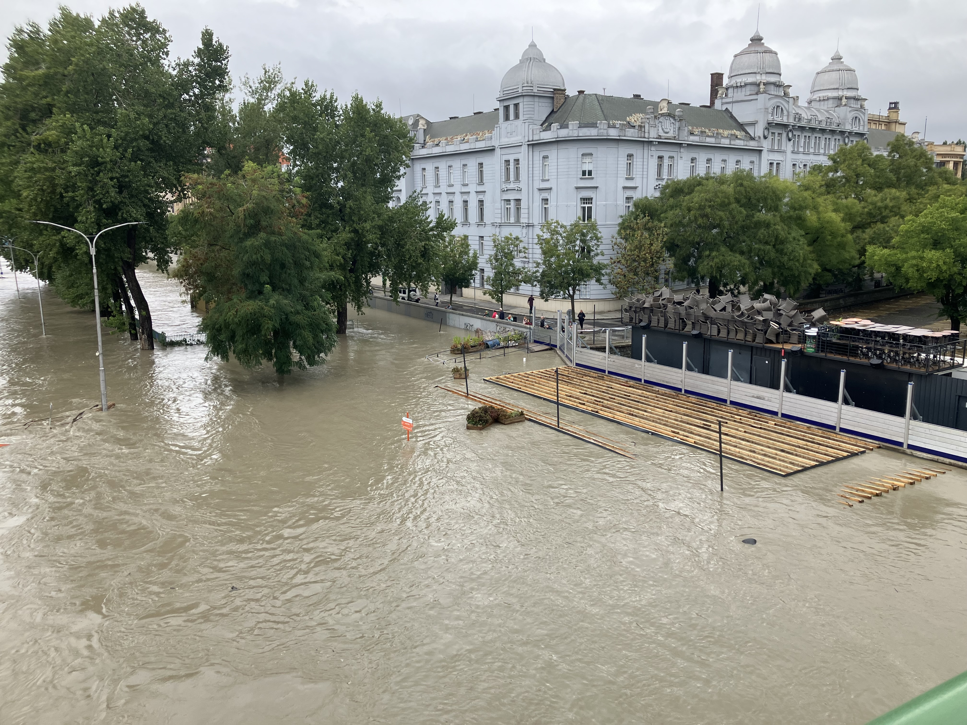 V metropole sú miliónové škody. Hrozia aj pády zdravých stromov