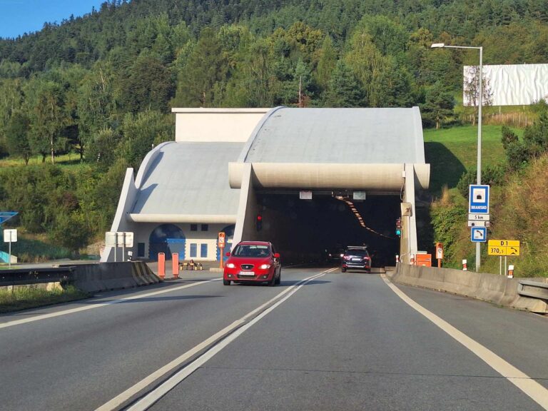 Tunel Branisko je uzavretý, zrazili sa v ňom dve autá