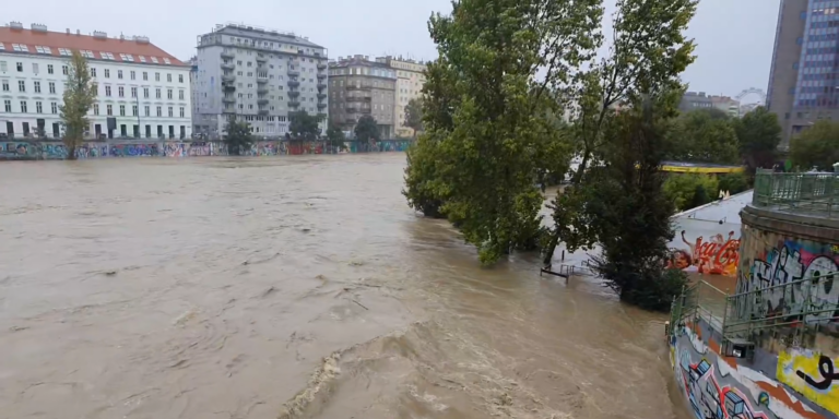 Domy a ulice v častiach Viedne zaplavila voda