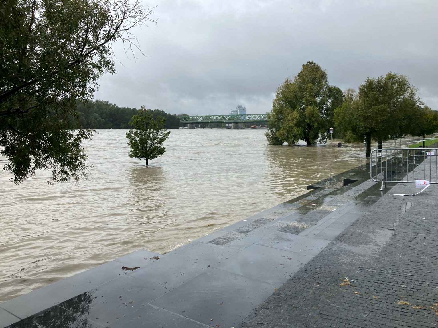 Hladina Dunaja pri obchodnom centre Eurovea v pondelok 16. septembra o približne 12-tej hodine. Foto: Štandard