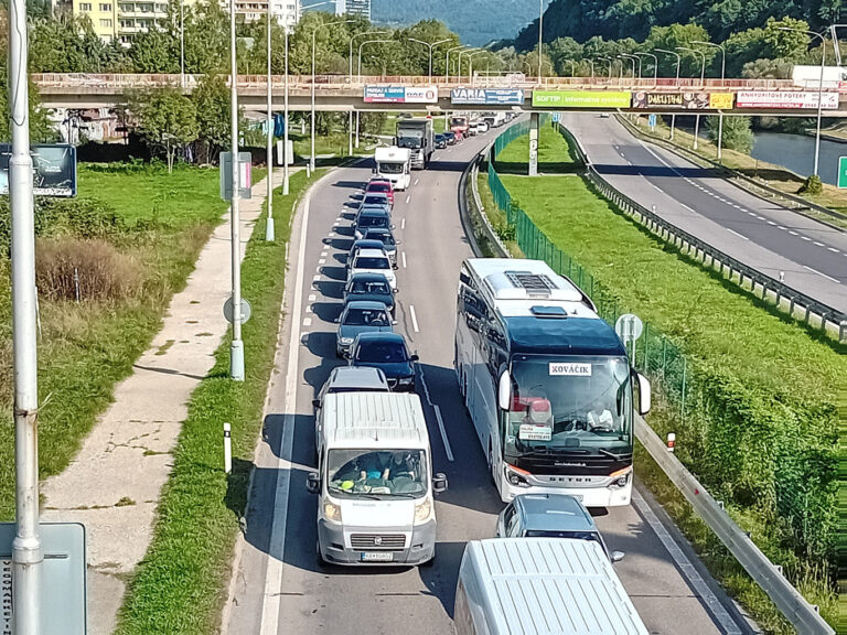 Doprava po uzávierke R1 v Banskej Bystrici skolabovala. Motoristi, vyhnite sa mestu