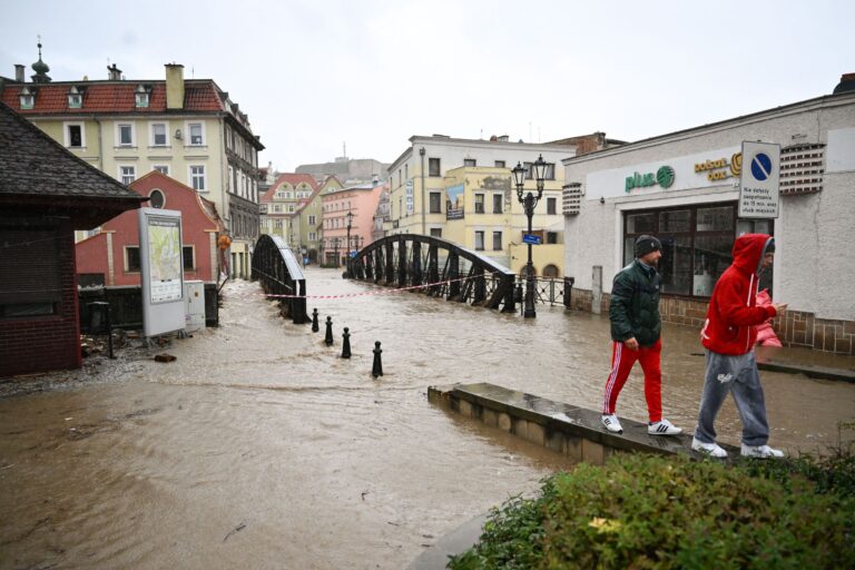 Poľskému mestu Nisa hrozí zaplavenie. Miestni v noci spolu s hasičmi spevňovali hrádzu