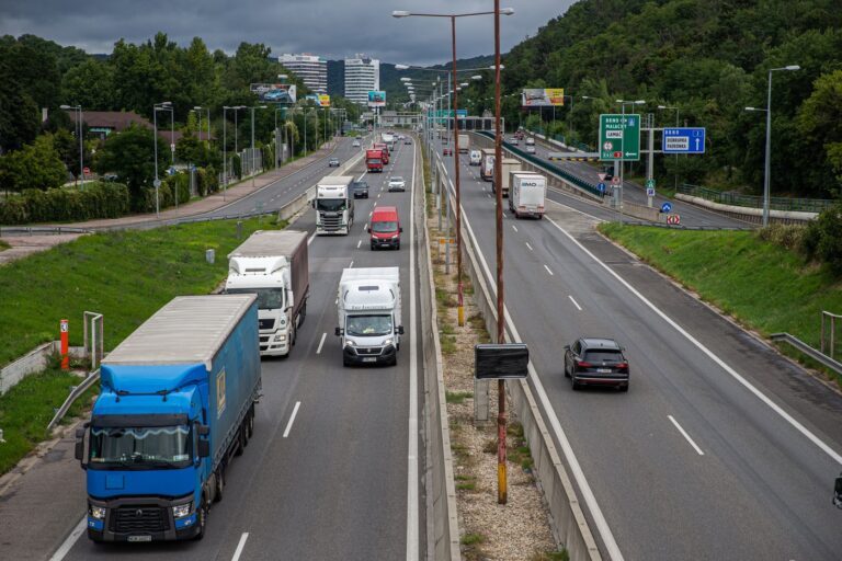 Motoristi si na diaľniciach opäť značne priplatia. Dva typy známok budú drahšie o polovicu