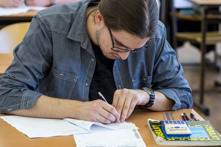 Zvládli by povinnú maturitu z matematiky? Školáci sú proti, univerzity ju chcú čo najskôr