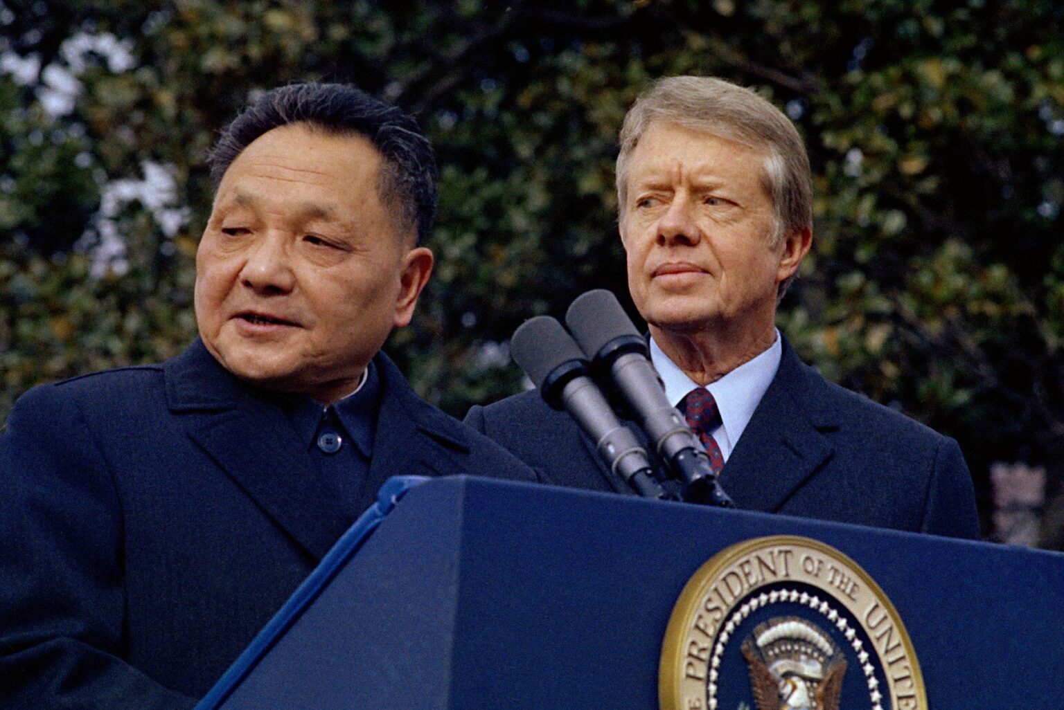 Teng Siao-pching  a  Jimmy Carter pred Bielym domom vo Washingtone, 29. januára 1979. Foto: Profimedia.sk