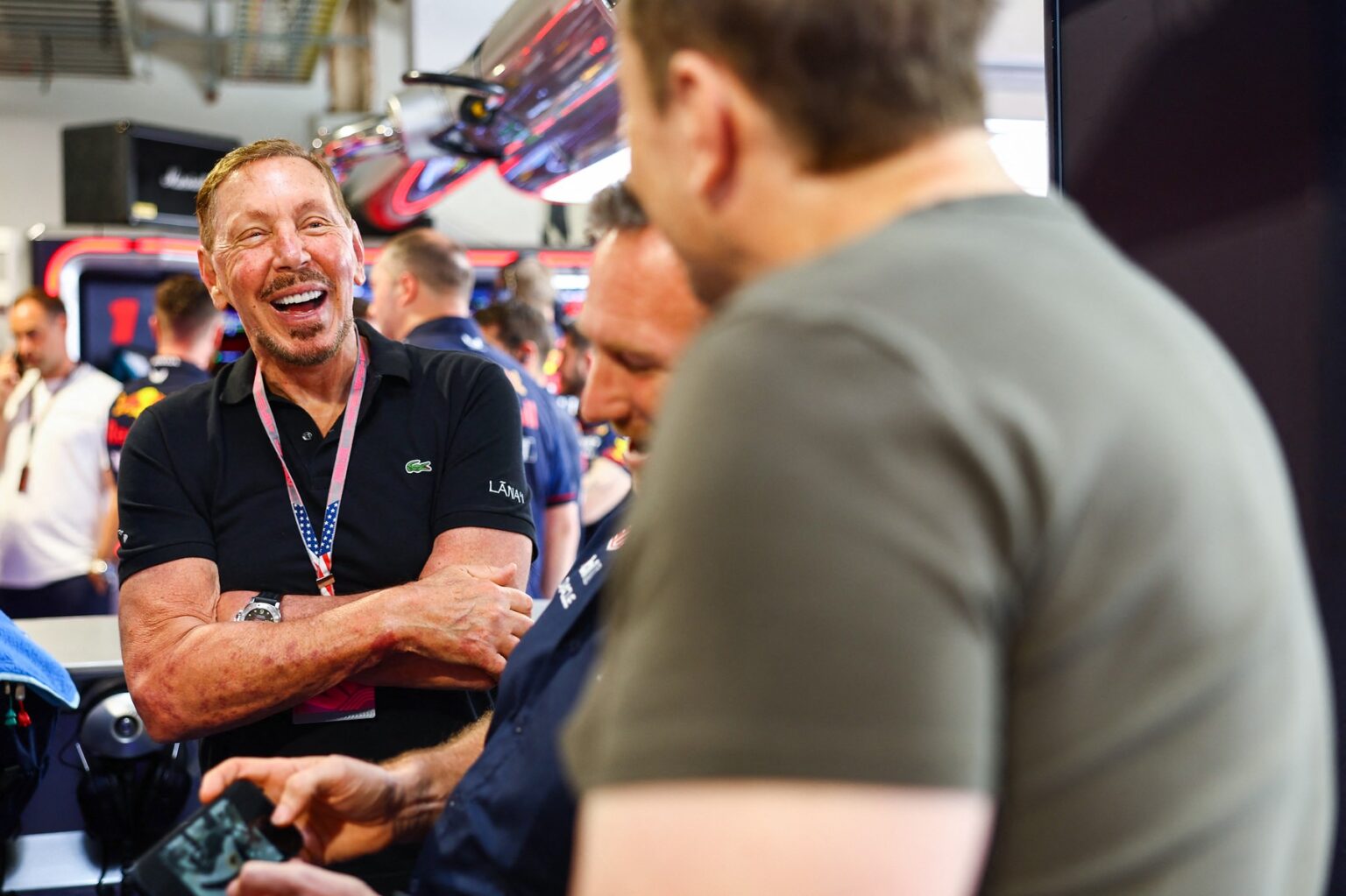 Spoluzakladateľ Oracle Larry Ellison sa rozpráva s Elonom Muskom v garáži Red Bull racing. IIustračná snímka. Foto: Mark Thompson/Profimedia.sk