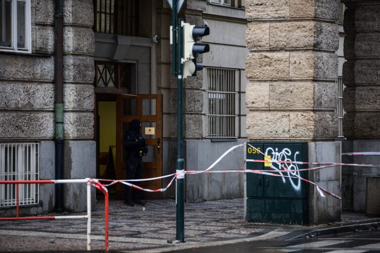 Strelcovi na pražskej univerzite dala potvrdenie na zbraň lekárka praktizujúca čínsku medicínu