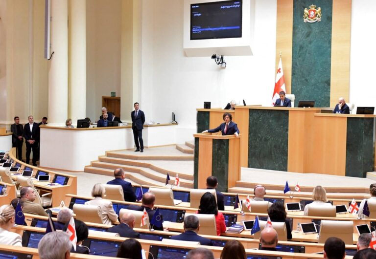 Gruzínsky parlament odhlasoval zotrvanie premiéra Kobachidzeho vo funkcii