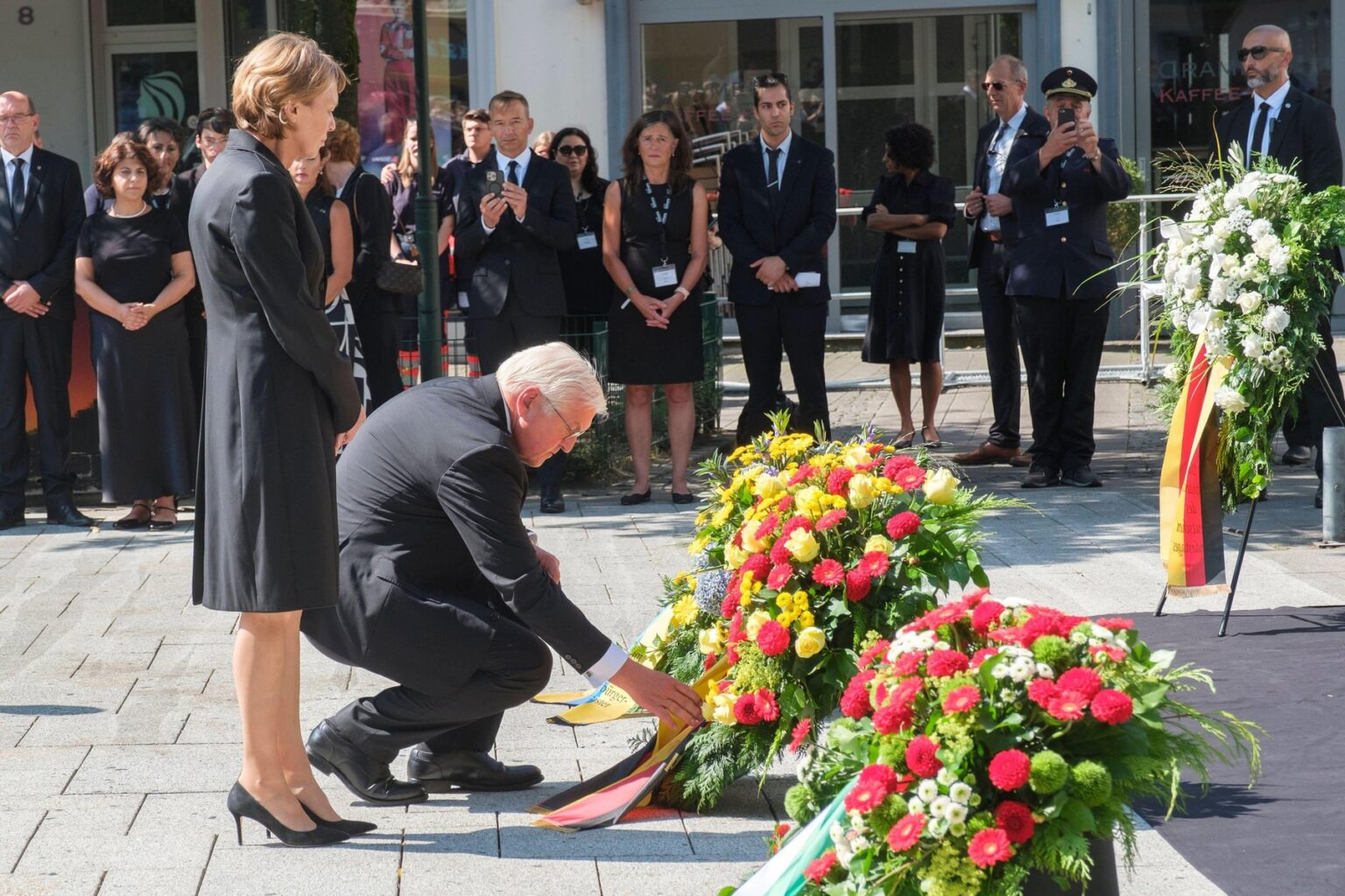 Nemecký prezident Frank-Walter Steinmeier s manželkou si pripomínajú obete útoku v Solingene, na mieste činu, 1. septembra 2024. Foto: Profimedia.sk